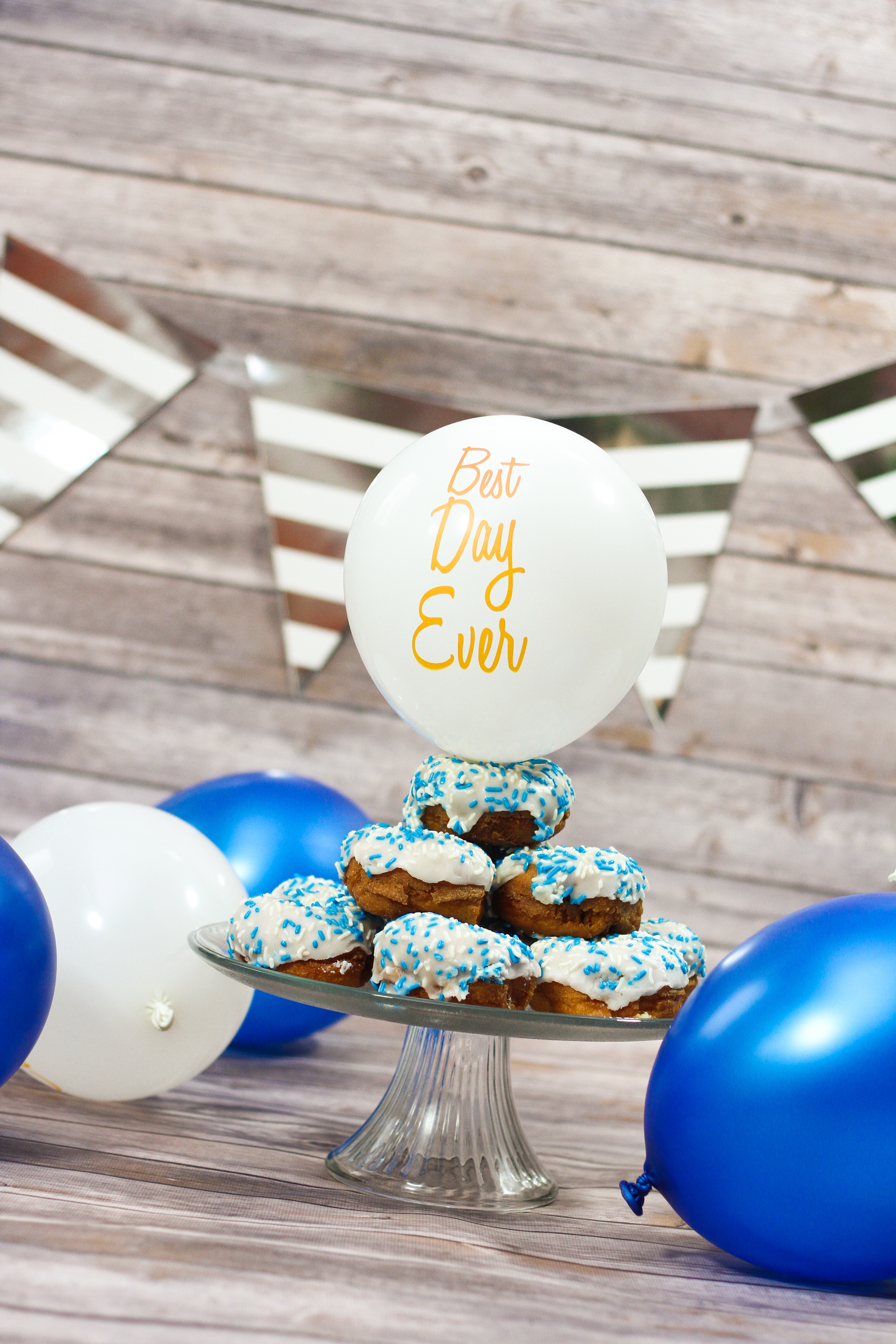 balloon with best day ever print and cup cakes