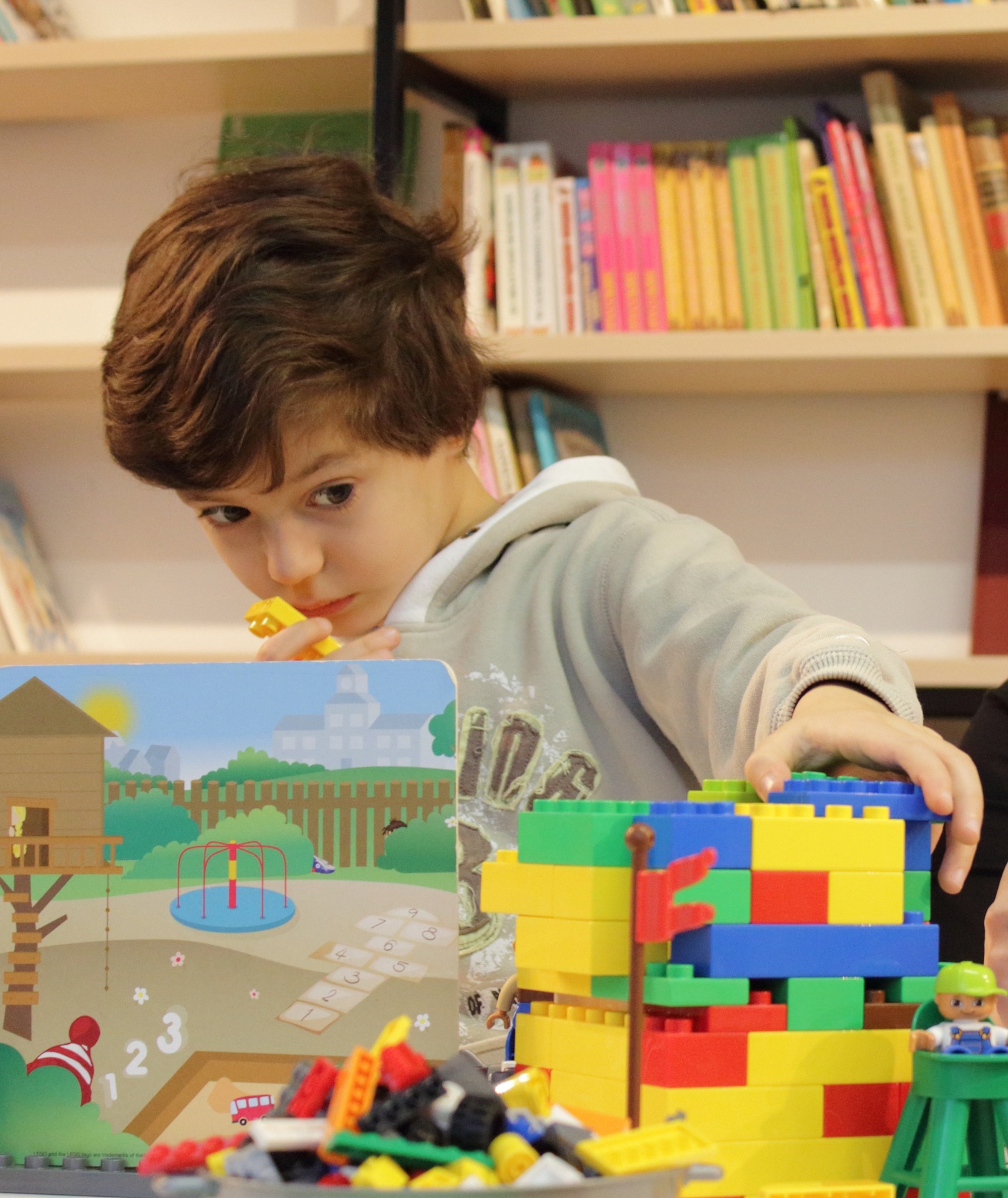 Kid is playig some lego toys